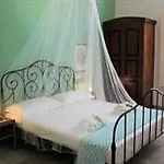 לינה וארוחת בוקר Li Perrini Boutique 4*